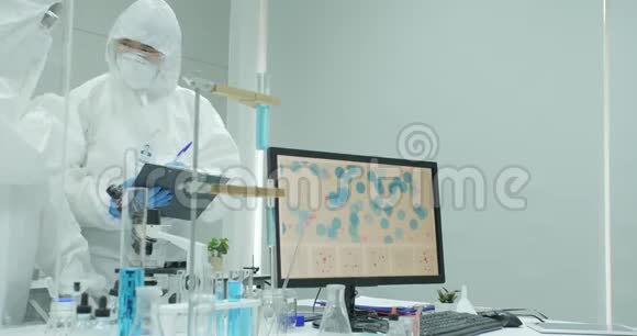 医学研究科学家团队在现代实验室工作视频的预览图