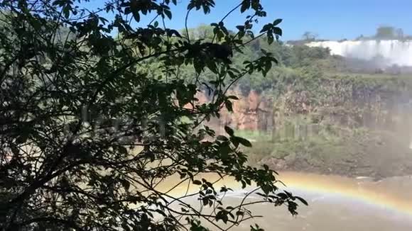 伊瓜苏瀑布上的急流声和彩虹视频的预览图