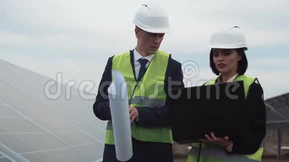 太阳能农场的工程师视频的预览图