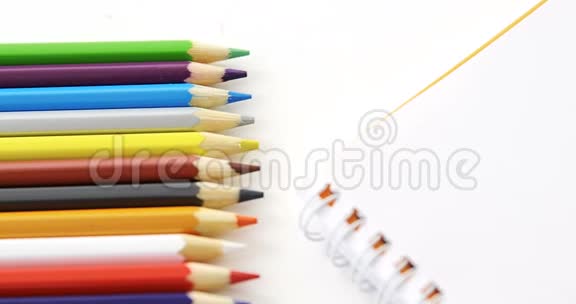 彩色铅笔和螺旋书视频的预览图