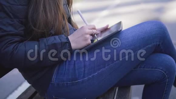 一位女士用手写笔在数码平板电脑上慢镜头视频的预览图