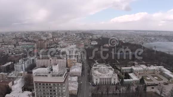 基辅4KDrone航班的起居室和公寓大楼视频的预览图