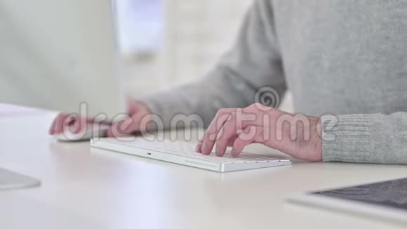 键盘打字电脑打字视频的预览图