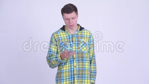 年轻的帅哥在用电话思考视频的预览图