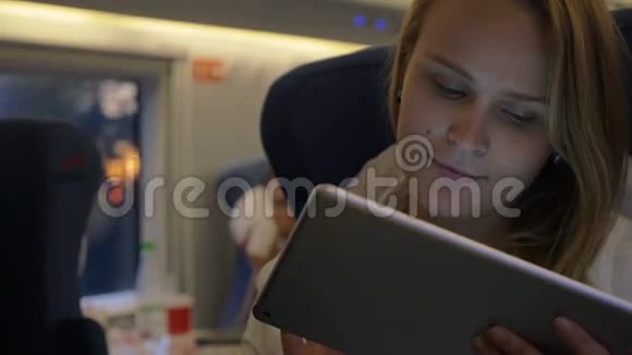 妇女乘坐平板电脑乘火车旅行视频的预览图