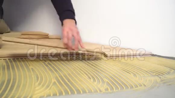 工人安装木镶木视频的预览图