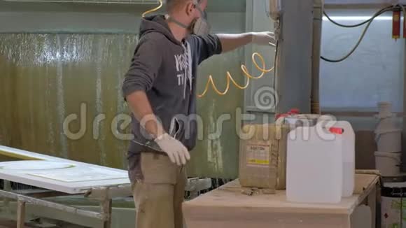 人工人粉刷门制作木门视频的预览图