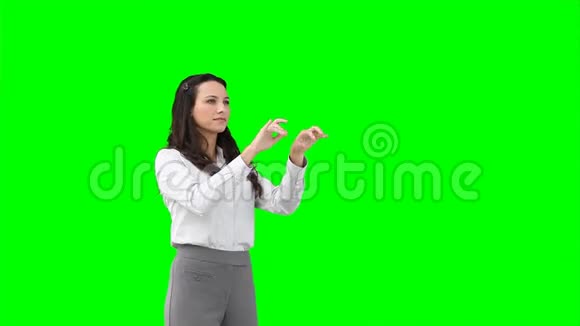 一个商业女性在虚拟键盘上打字视频的预览图