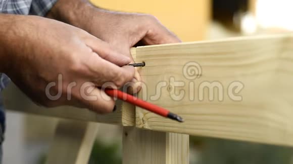 工匠在木板上工作视频的预览图