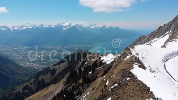 瑞士阿尔卑斯山雪峰的空中无人机景瑞士罗谢斯德纳耶山峰视频的预览图