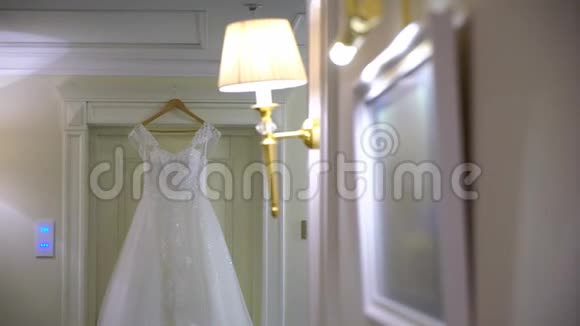 新娘的豪华婚纱新娘白色礼服视频的预览图