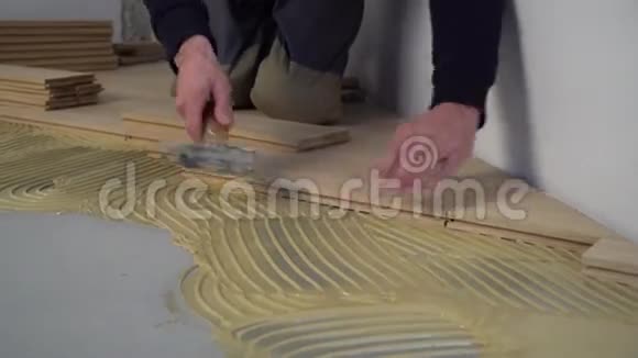 工人安装木镶木视频的预览图