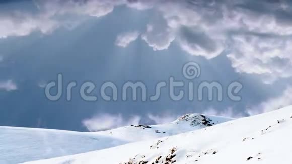山顶和风暴的时间推移云股票镜头视频的预览图