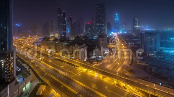 迪拜市中心天际线夜以继日的空中时光高速公路上的交通视频的预览图