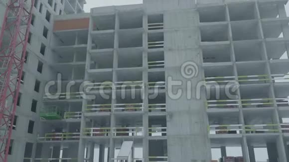 公寓施工现场用吊车起重机和建筑施工视频的预览图