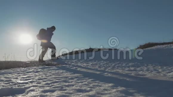 冬天背包客在雪山上散步带背包的人在山上徒步旅行冬季徒步旅行视频的预览图