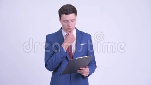年轻英俊的商人拿着夹子说话视频的预览图