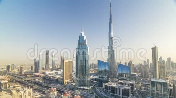 迪拜市中心的天际线日落时分最高的建筑和谢赫扎耶德的道路交通阿联酋视频的预览图