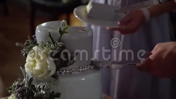 结婚蛋糕派对上传统的庆祝甜点新郎新娘切块视频的预览图