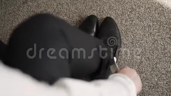 人穿上黑色皮鞋视频的预览图