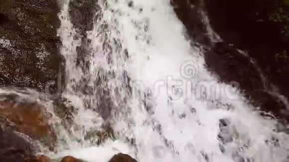 小山瀑布慢运动山涧倒在石头底下视频的预览图