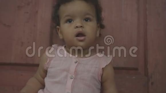 开朗的非裔美国宝宝视频的预览图