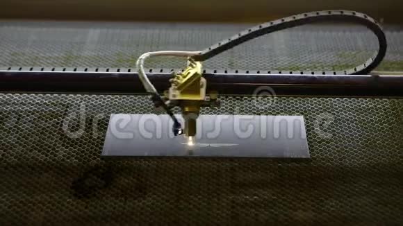 数控雕刻激光雕刻机与数控标志雕刻激光金属激光雕刻视频的预览图
