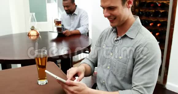 4k餐厅使用数码平板电脑的男性朋友视频的预览图