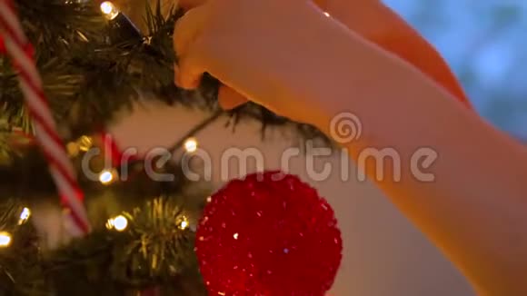 女人用球装饰圣诞树视频的预览图