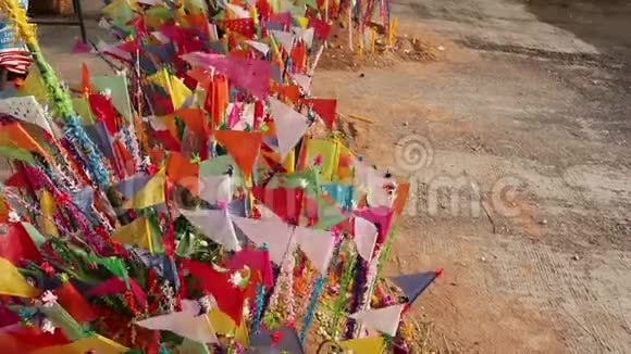 泰国松克兰节沙塔上彩旗视频的预览图