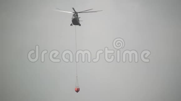 悬挂式溢流钢包的货运消防直升机正从水库飞来视频的预览图