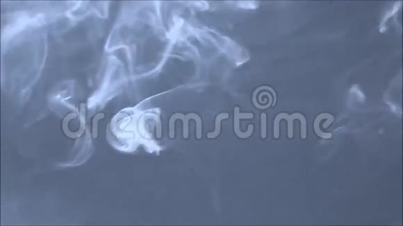 背景烟雾在空气中盘旋视频的预览图