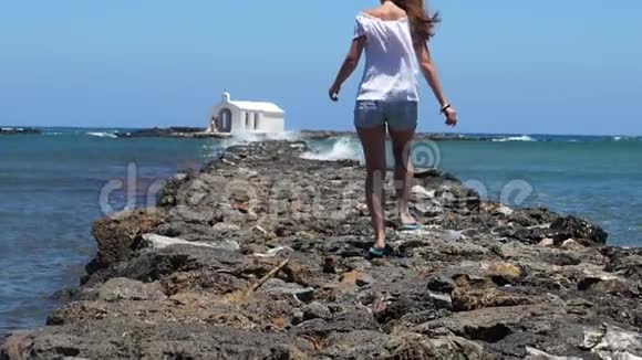 在岩石上行走的女人视频的预览图