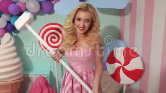 一个快乐的女孩和一个巨大的棒棒糖的肖像视频的预览图
