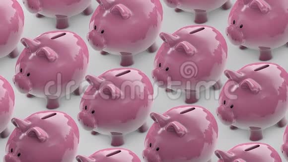 一排猪存钱装满硬币的储蓄罐存钱罐输送机回路视频的预览图