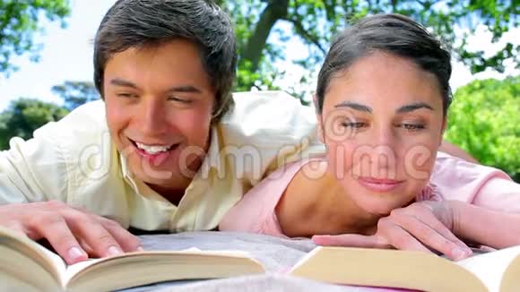 快乐的一对夫妇一起读小说视频的预览图