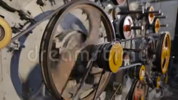 生产中要素的轮换工厂中的工作流程聚酯工厂视频的预览图