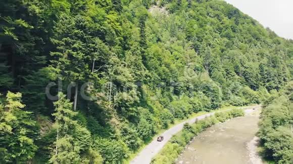 一条山河在森林里的岩石海岸之间流动视频的预览图