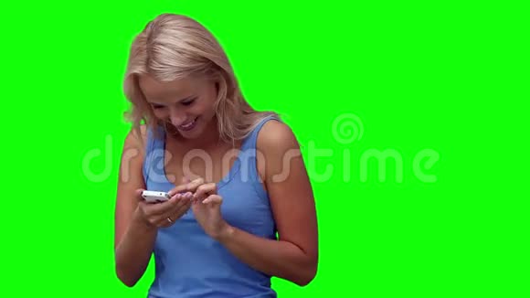 女人用手机往下看视频的预览图
