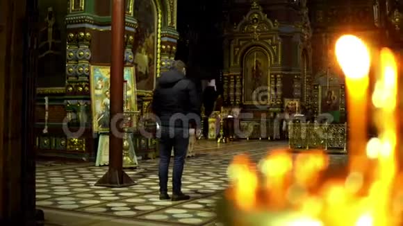 教堂的蜡烛在黑暗中燃烧视频的预览图