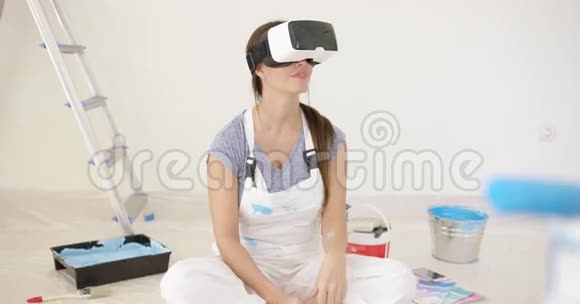 年轻女子使用虚拟现实护目镜视频的预览图