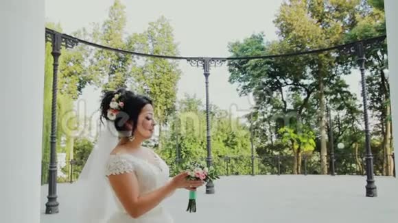公园里有结婚花束的漂亮新娘视频的预览图