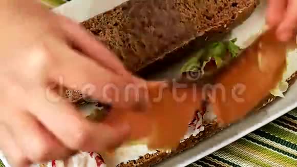 熏鲑鱼三明治视频的预览图