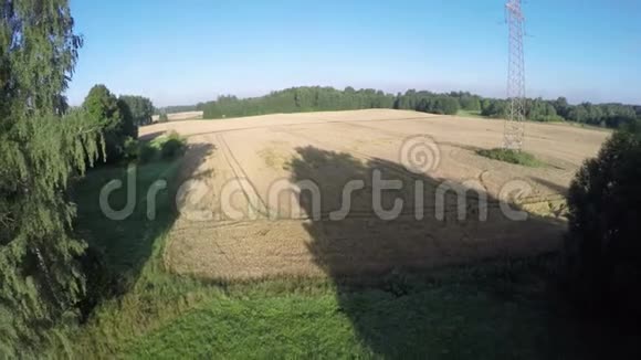 夏季结束农田和草地鸟瞰视频的预览图