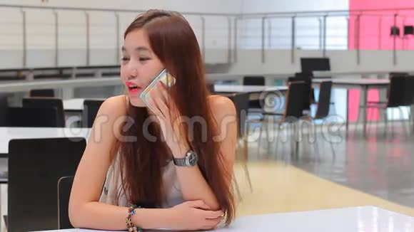 泰国成人美女接电话微笑视频的预览图