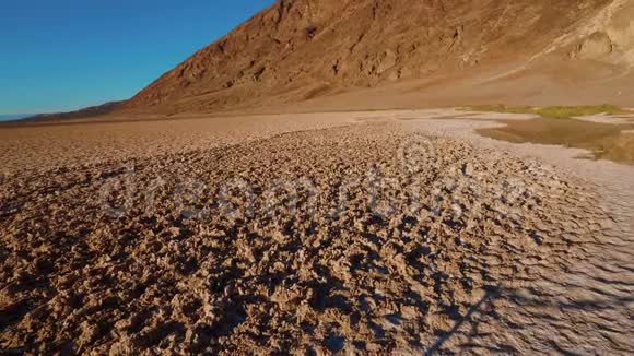 加州死亡谷国家公园美丽的风景坏水盐湖视频的预览图