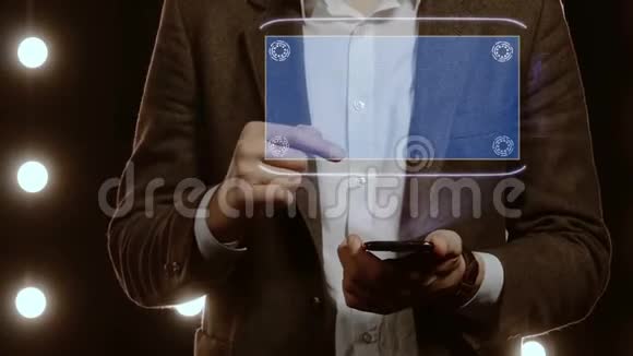 商人展示全息未来技术视频的预览图