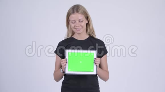 年轻的金发女郎展示数码平板电脑视频的预览图