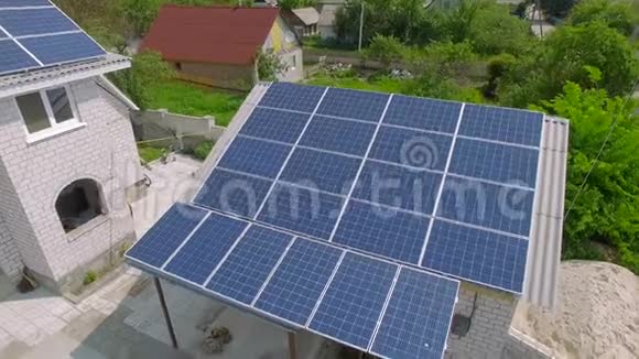屋顶上有太阳能电池板的空中农村房屋视频的预览图