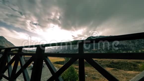 高山景观高台木栅栏随云的时间推移水平滑块运动视频的预览图